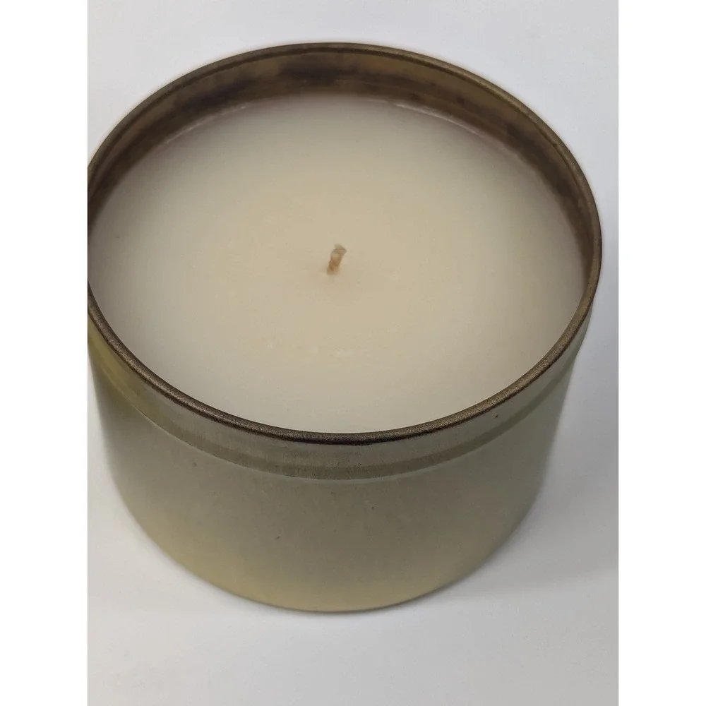 Tommy‎ Bahama evergreen holiday candle